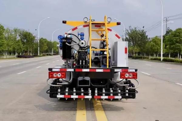Maintenance methods of asphalt spreading trucks_2